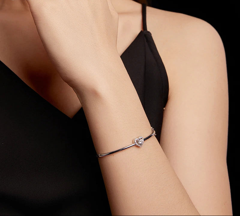 Hollow Heart Bracelet – Moissanite Radiance